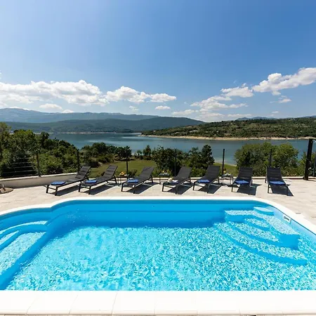 Holiday home Escape On - House