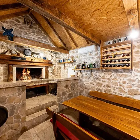 Holiday home Escape On - House