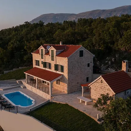 Holiday home Escape On - House